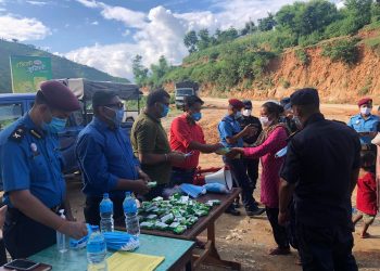 कोरोना भाइरसका संक्रमित बढ्दै गएपछि माक्स र हात धुने सावुन वितरण