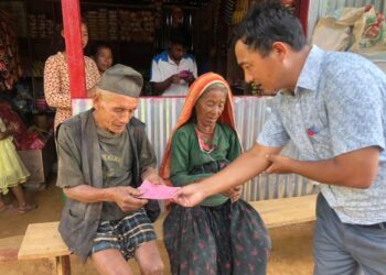 घरमै पुगेर भत्ता दिने वडाध्यक्षको अनुभवः ‘उहाँहरुको खुसीलाई शब्दमा उतार्न सकिँदैन’