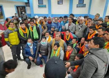 रामेछापका दर्जनौं युवाले नेकपा त्यागे, प्रदीप पौडेलले गरे कांग्रेसमा स्वागत