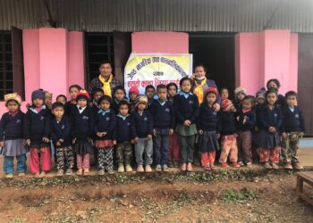 बालबालिका र जेष्ठ नागरिक प्रति जनप्रतिनिधिको मायाः न्यानो कपडा बोकेर घरमै पुग्छन भेट्न