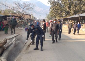 प्रजातन्त्र दिवसको पूर्वसन्ध्यामा मन्थली बजार सरसफाई