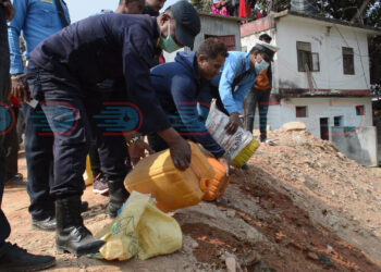 बेवारिसे अवस्थामा भेटिएको ६० लिटर घरेलु मदिरा नष्ट