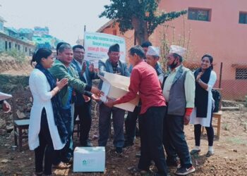 जुनारमा लाग्ने किरा नियन्त्रणको लागि जुनार किसानलाई प्रोटिन वेट नामक विषादी विरतण