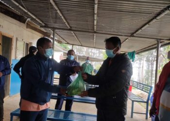 जिल्ला अस्पताल रामेछापमा रहेका कोरोना संक्रमितलाई फलफूल वितरण