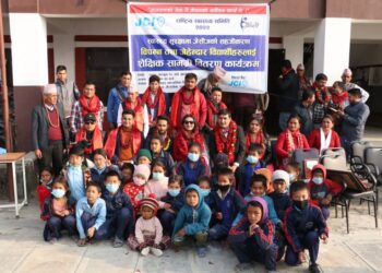 सालुका ४ सय विद्यार्थीलाई स्कुल ब्याग वितरण