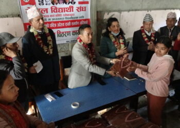 मन्थली माविका तीन सय विद्यार्थीलाई रामेछाप नेविसंघले वितरण गर्‍यो न्यानो कपडा