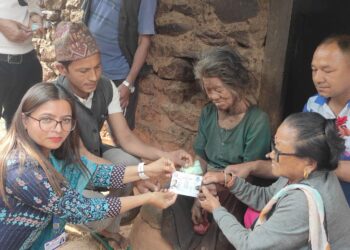 ७२ वर्षीय जेष्ठ नागरिकलाई घरमै पुगेर नागरिकता