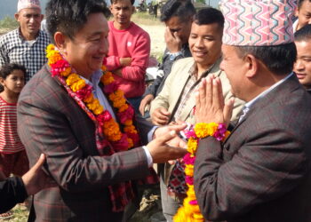 अर्थ मन्त्रीलाई सडकमा रोकेर अध्यक्षको माग: पालिकाको केन्द्र सम्म पिच चाहियो