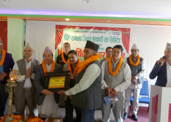 रामेछाप जिल्ला सहकारी संघद्वारा एक सहकारी, एक अभियन्ता र एक व्यवस्थापक सम्मानित