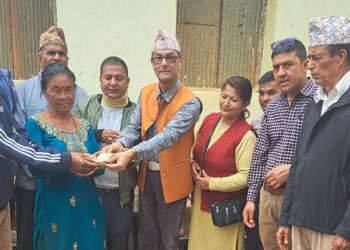 नेपाली काँग्रेस रामेछाप नगरद्वारा टाहार अग्नि पीडितलाई ६५ हजार आर्थिक सहयोग