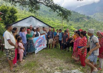 पहिरोले पुरिएर हल गोरु गुमाएका केदार बस्नेतलाई घरमै पुगेर काँग्रेसले दियो हल गोरु