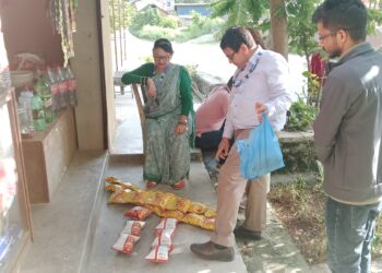 मन्थली बजार अनुगमन : ११ पसलमा म्याद गुज्रिएका सामग्री, ४५ हजार बढीको सामान जफत