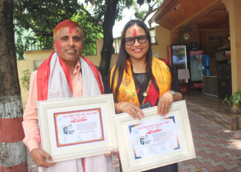 फोनिज रामेछापद्वारा पत्रकार बद्री नयाँघरे र ज्ञानु श्रेष्ठ सम्मानित