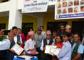एसइईमा उत्कृष्ट नतिजा ल्याउने विद्यार्थी नगद पुरस्कार सहित सम्मानित