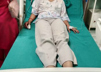 रामेछापको ल्याङल्याङमा बसको ढोकाबाट खसेर एक यात्रु घाइते